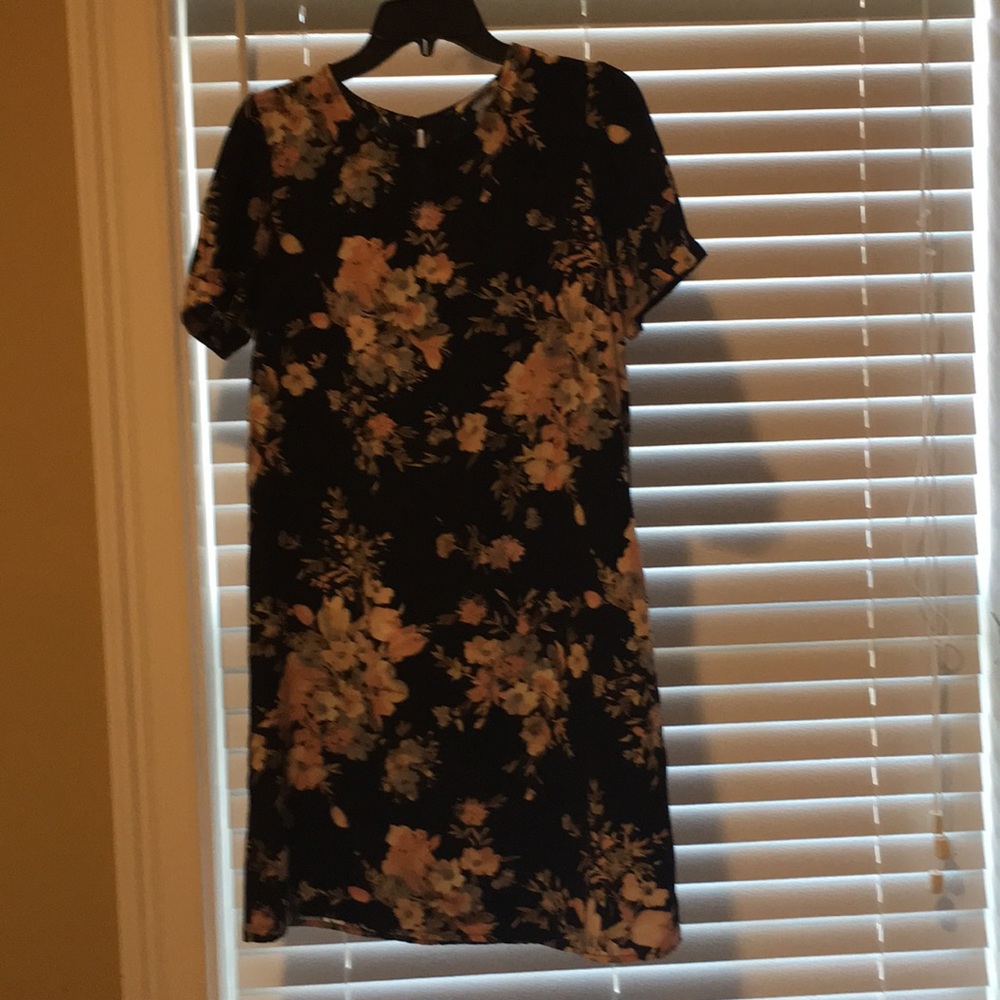 Soprano size Medium floral shift dress!